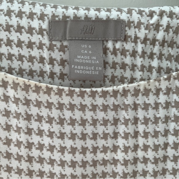 H&M Herringbone Print Shift Dress with Optional Tie Waist - Picture 6 of 12
